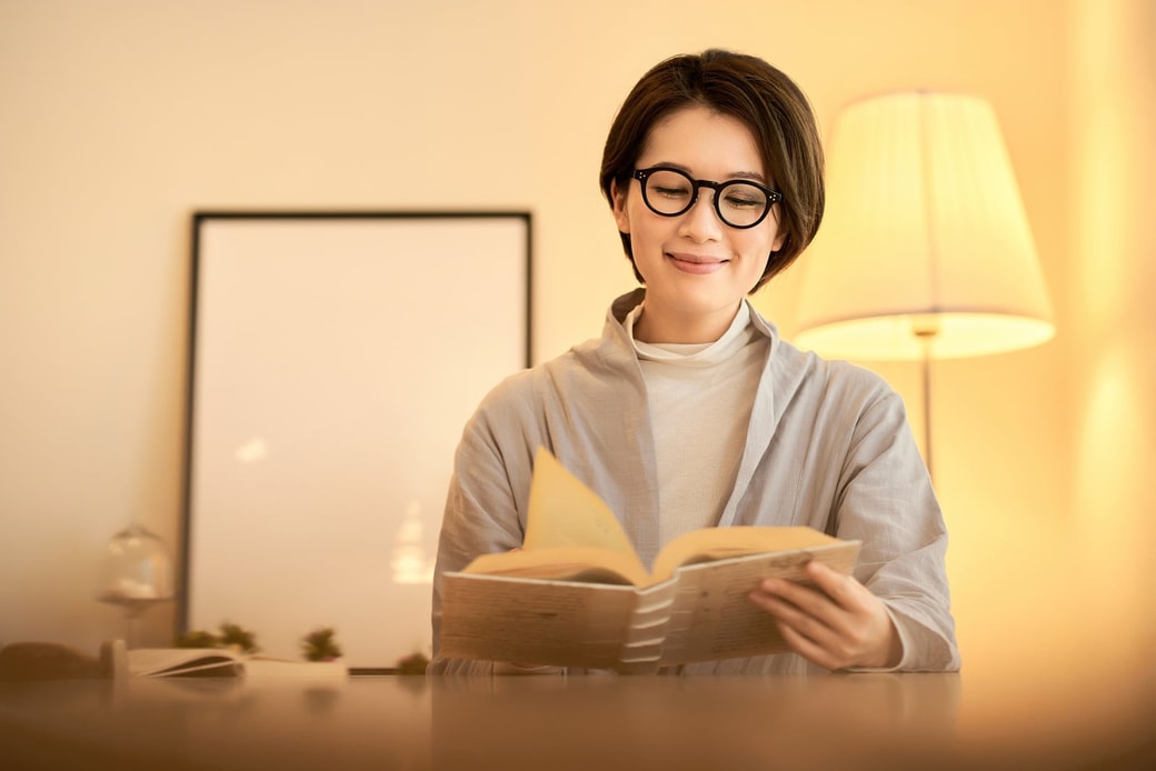 読書する女性