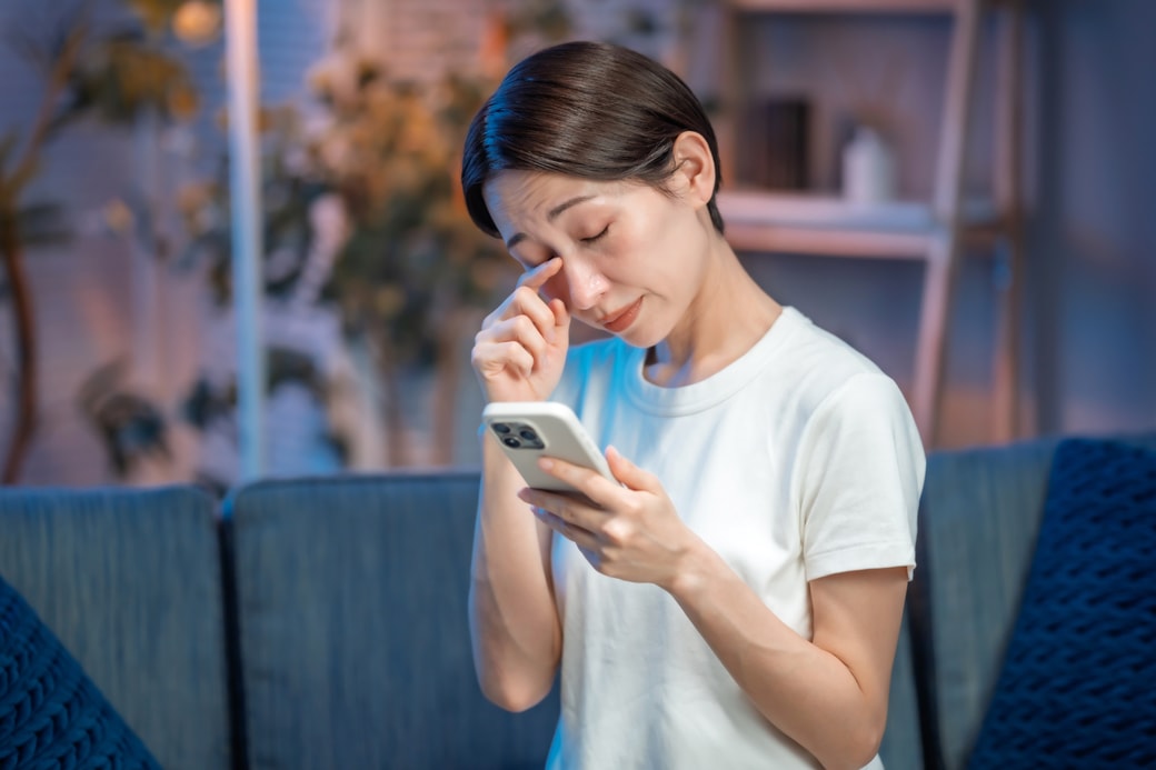 スマホを見る女性