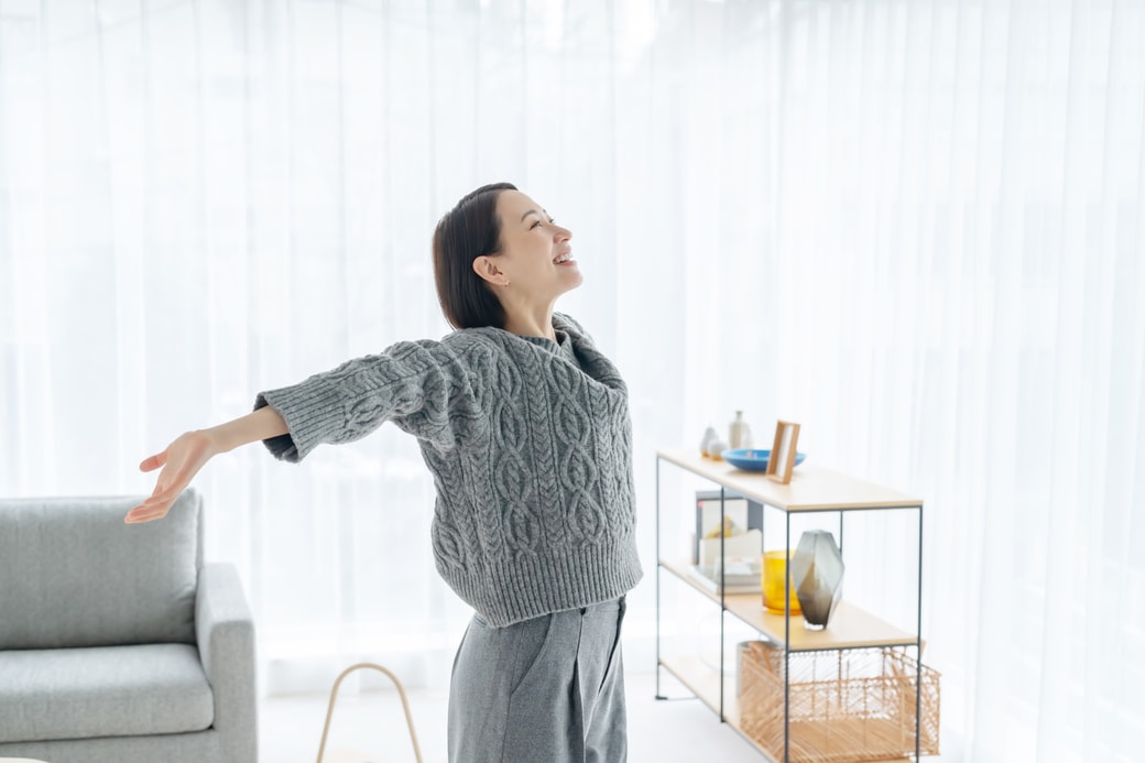 伸びをする女性