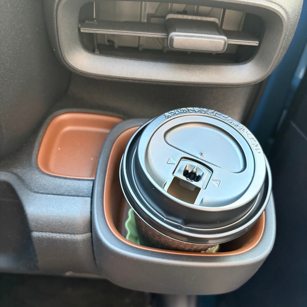 ドリンクホルダーにカップが置いてある