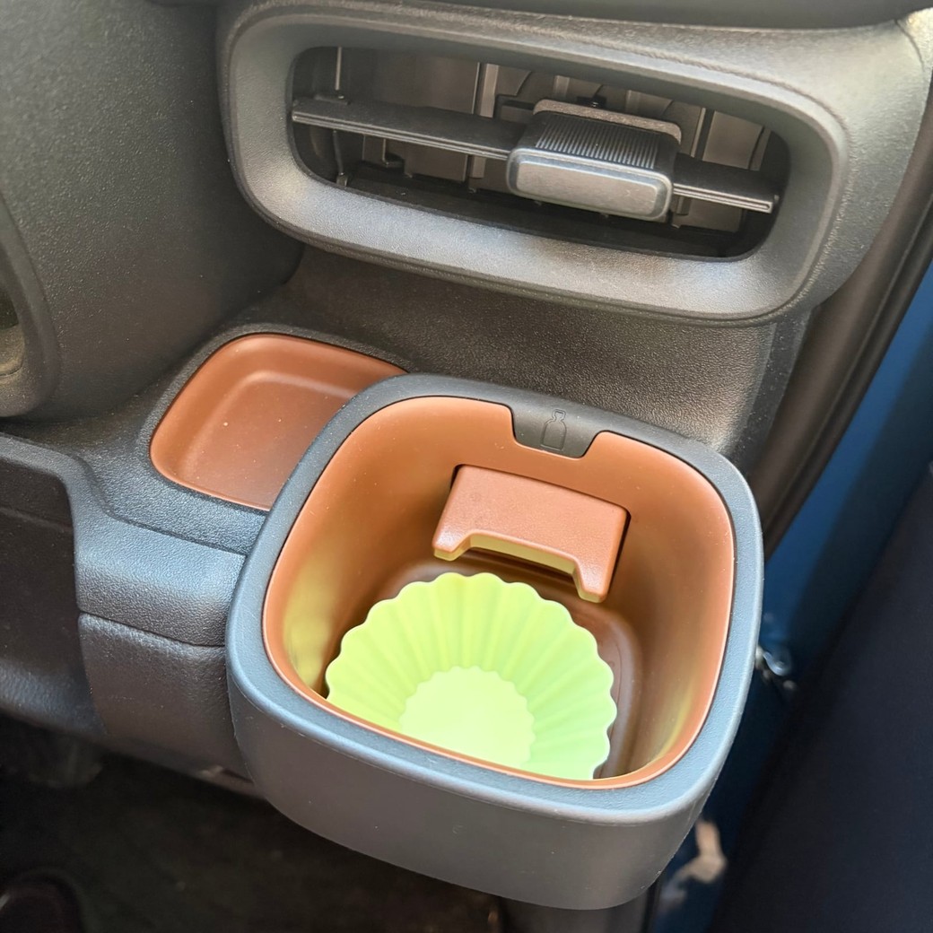 ドリンクホルダーにシリコンカップを置いたところ