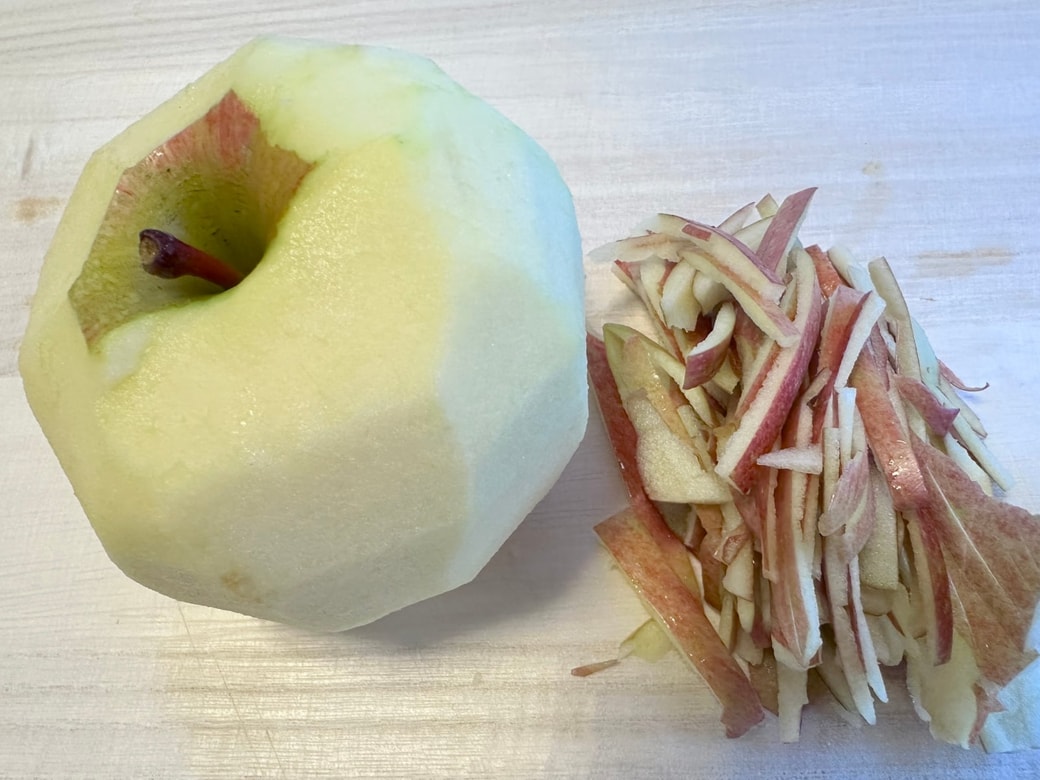 りんごの皮を千切りにします