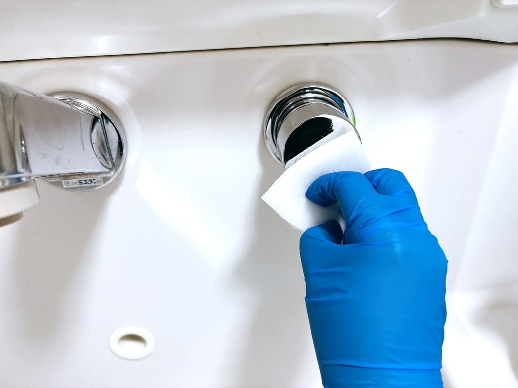 水栓もスポンジでみがく