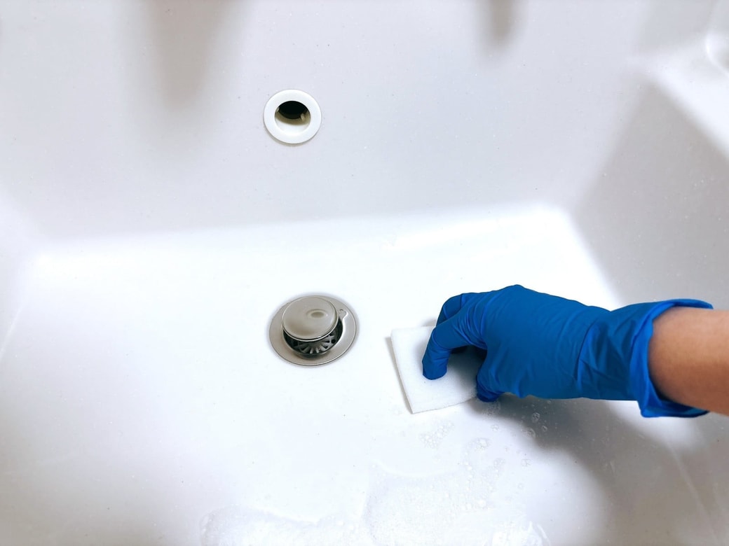 やわらかいスポンジでこする