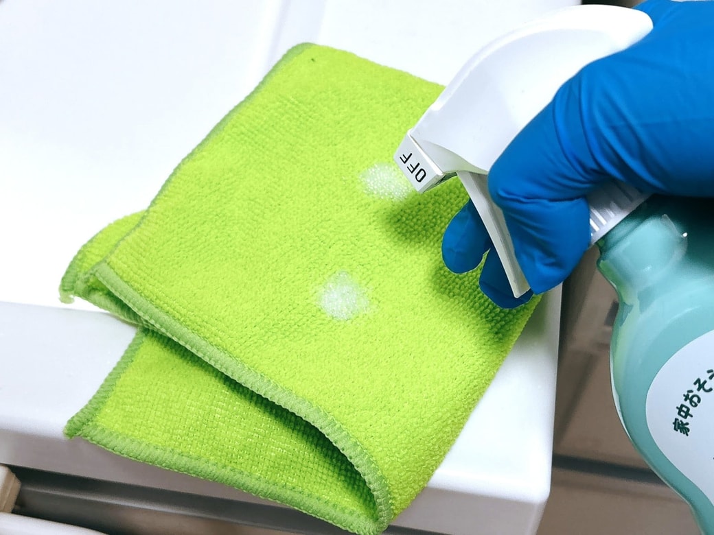 ウタマロクリーナーを布にスプレーする
