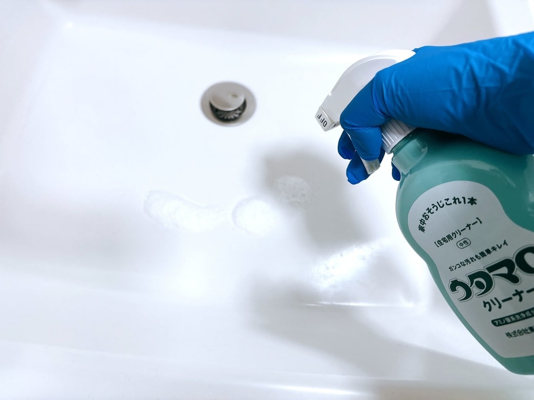 洗面ボウルにウタマロクリーナーをスプレーする