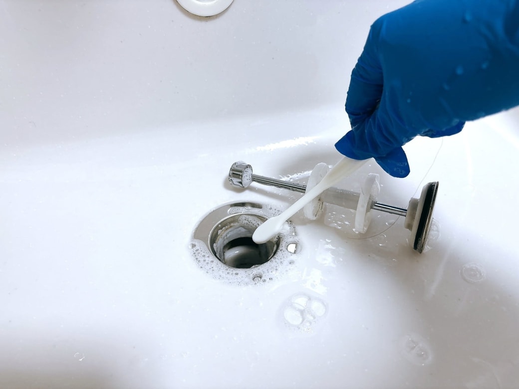 歯ブラシで汚れを落とす