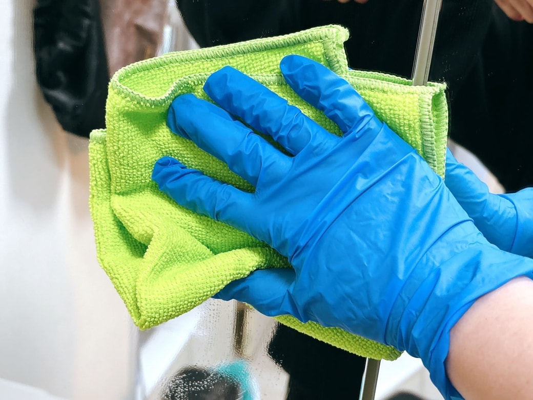 鏡をていねいに拭く