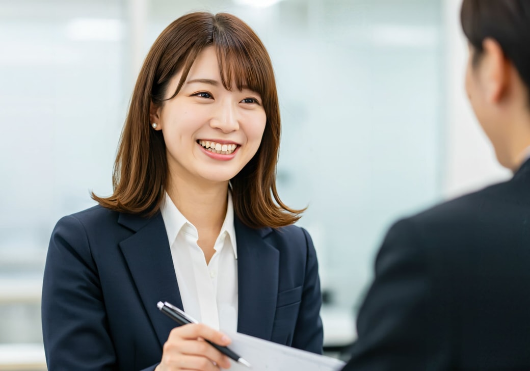 笑顔で働く女性