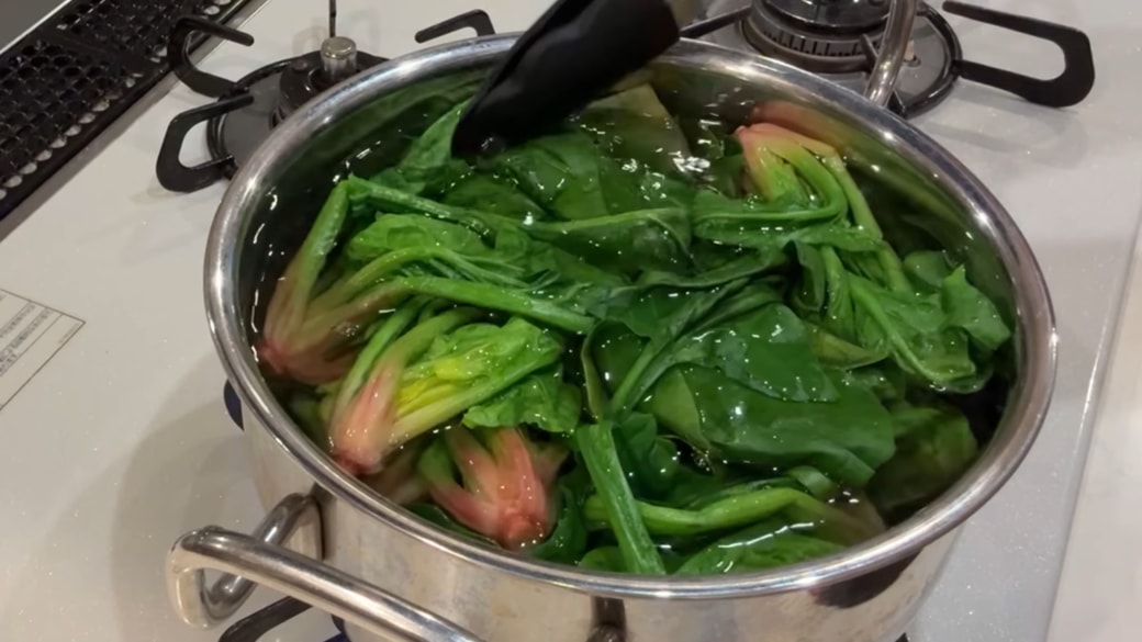 ほうれん草を茹でる人