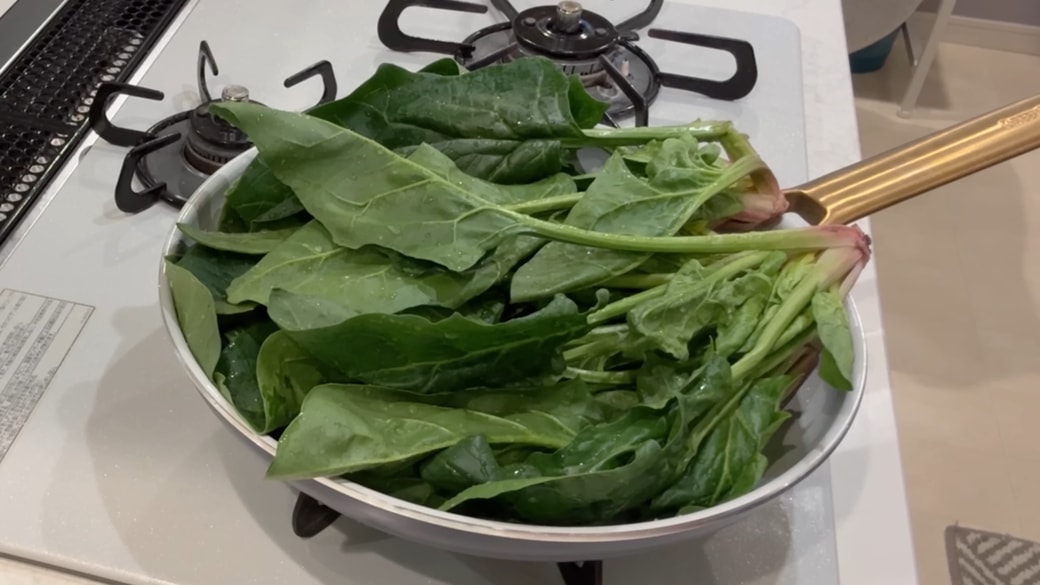 フライパンに並んだほうれん草