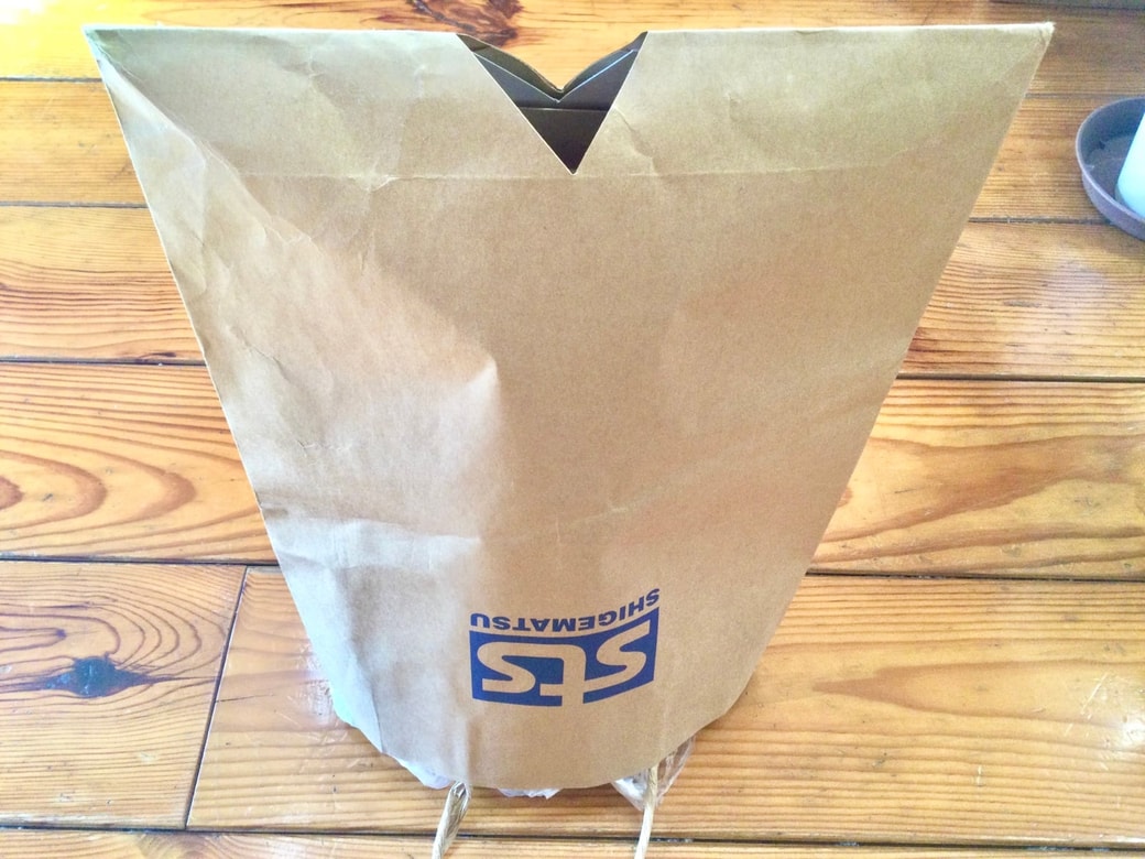 ペットボトルにビニール袋と紙袋をかぶせる