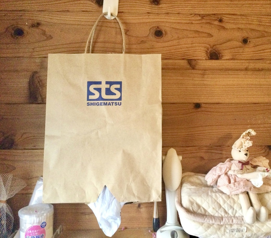 紙袋にビニール袋を入れる