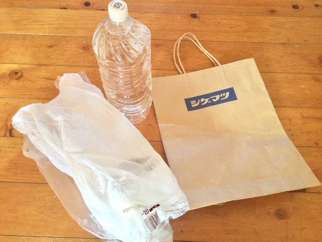 ペットボトルとビニール袋と紙袋