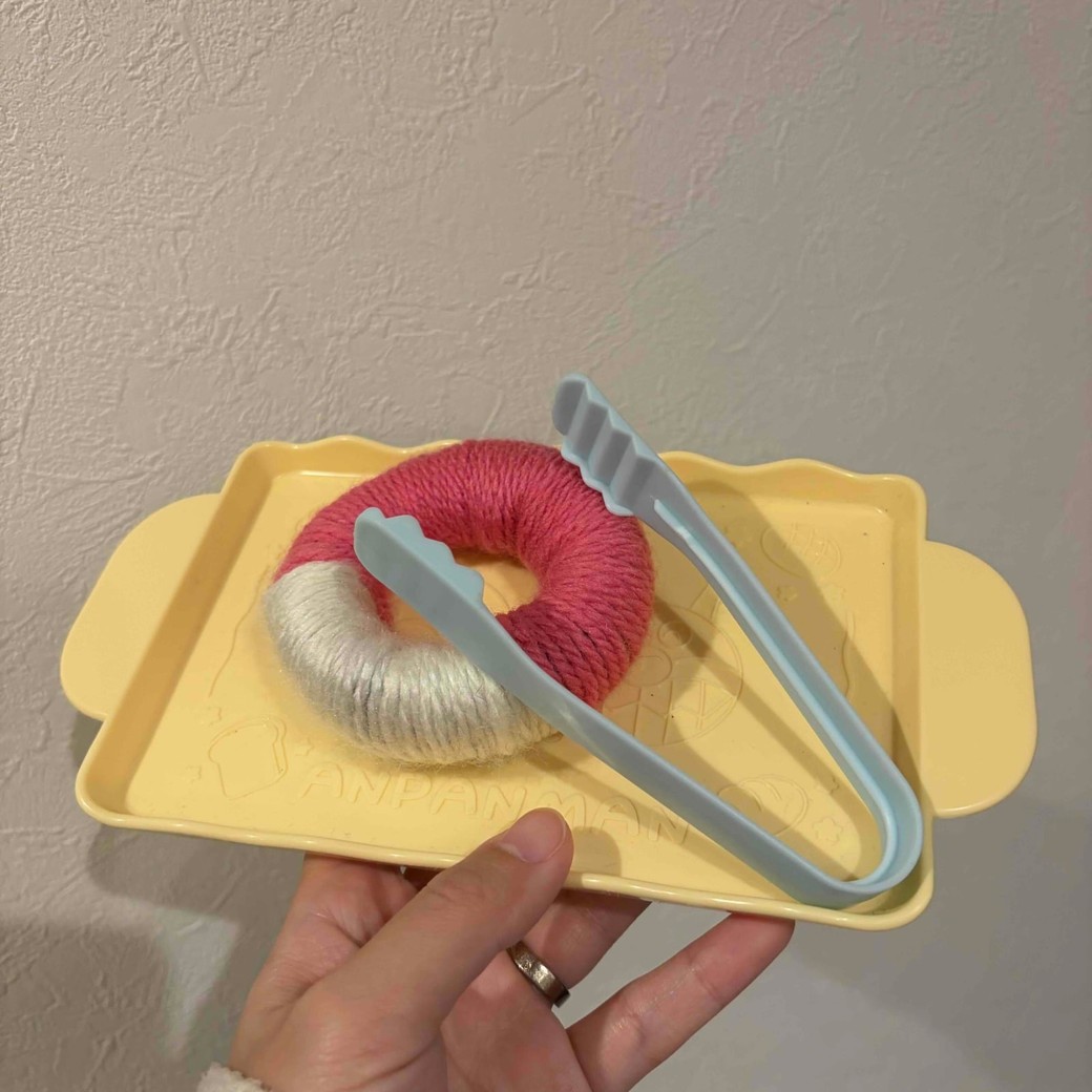 靴下ドーナツで遊んでいるところ