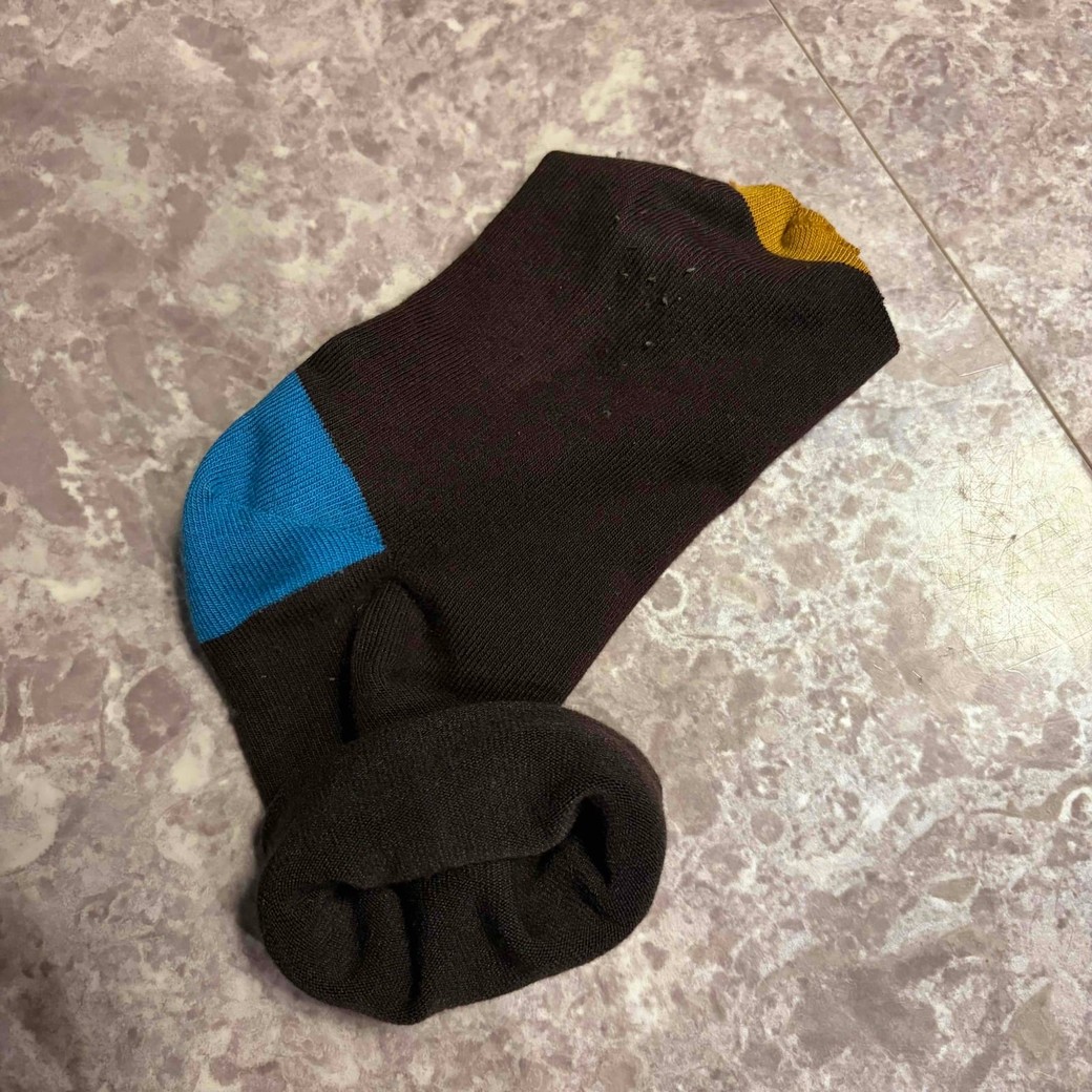 靴下の端から巻いているところ