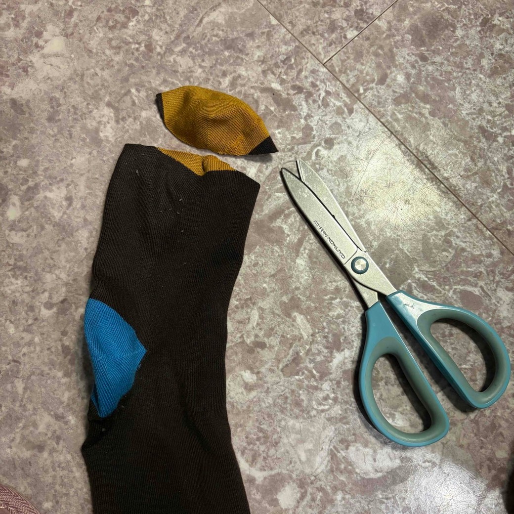 靴下のつま先を切ったところ