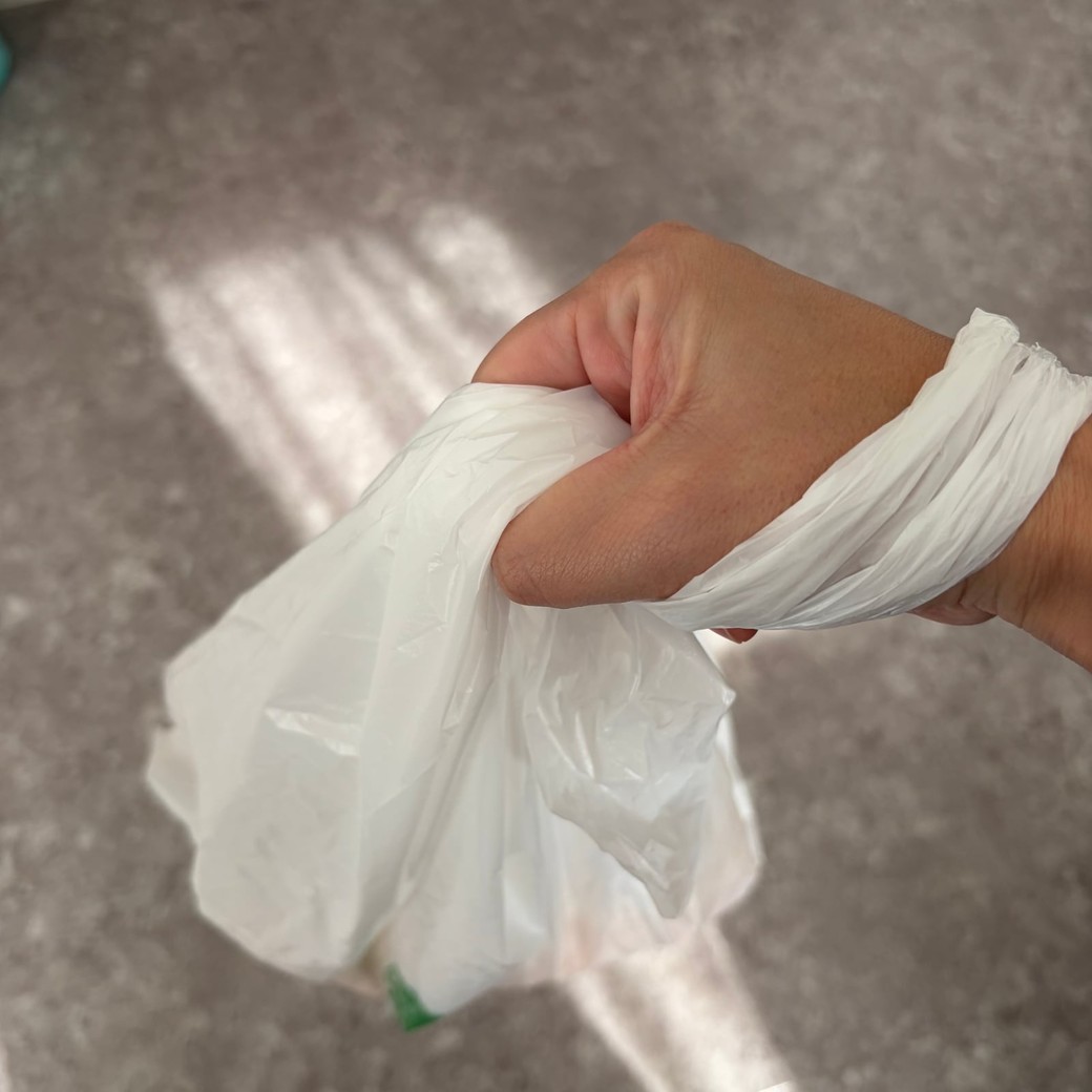 持ち手を手首にかけ、下部分をつかんでいるところ