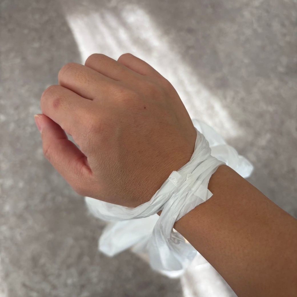 買い物袋を手首にかけているところ