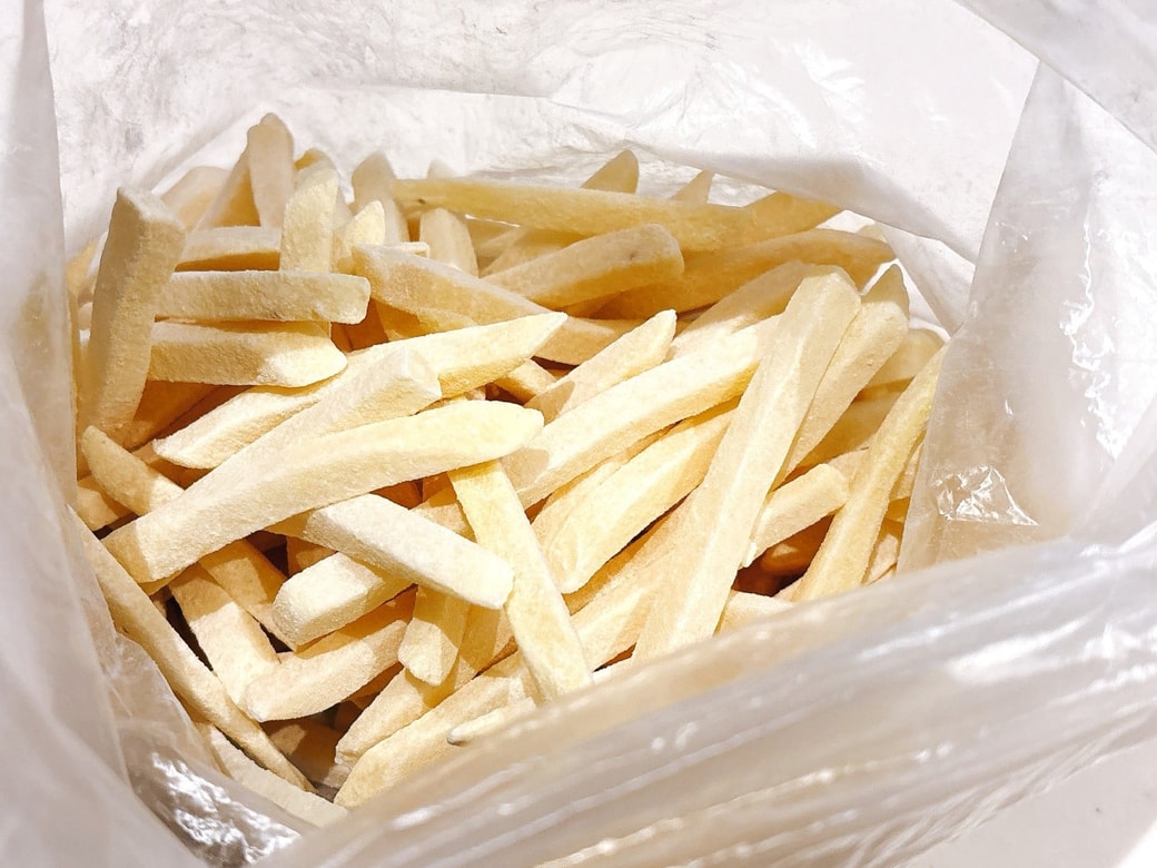 米粉をまぶしたフライドポテト