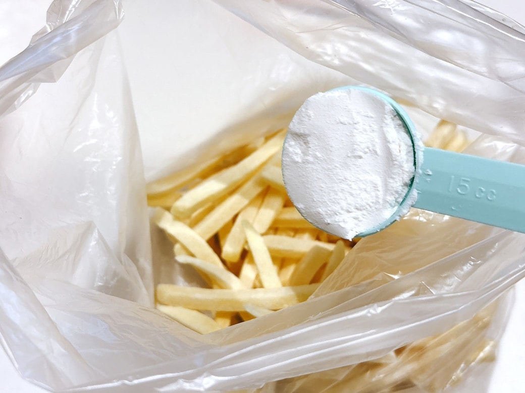 ポリ袋にフライドポテトを入れ、米粉をまぶす