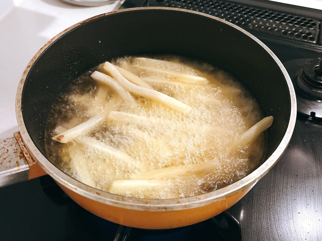 170℃の油で揚げる