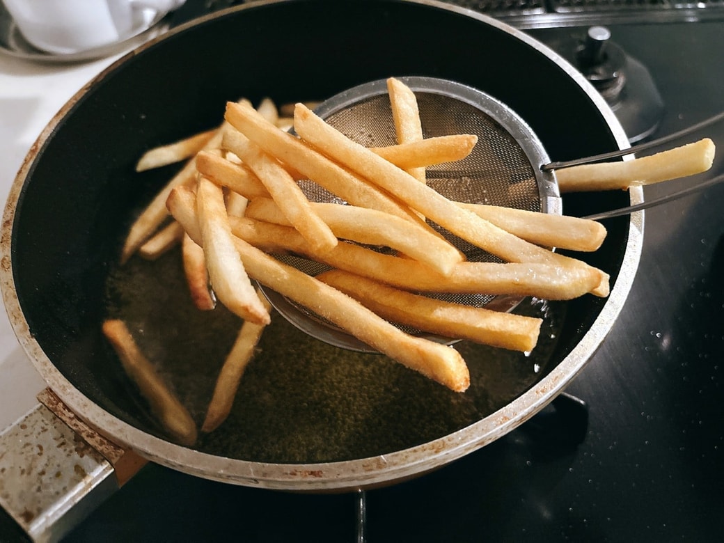 揚がったフライドポテト