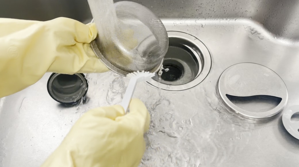 細かい部分をブラシでこすりながら流す