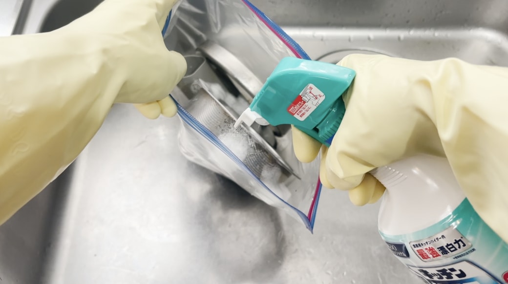 袋に入れて泡ハイターを吹きかける