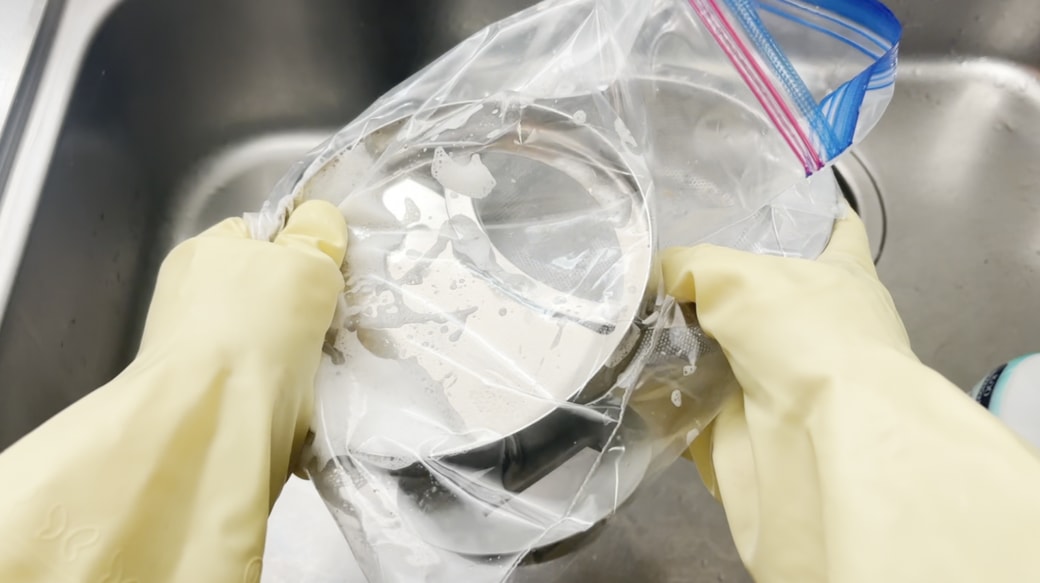 袋の中でキッチン泡ハイターをなじませる