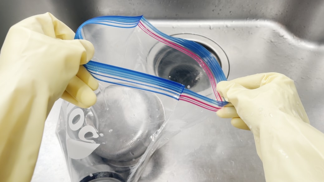 袋を開けて塩素臭を出す