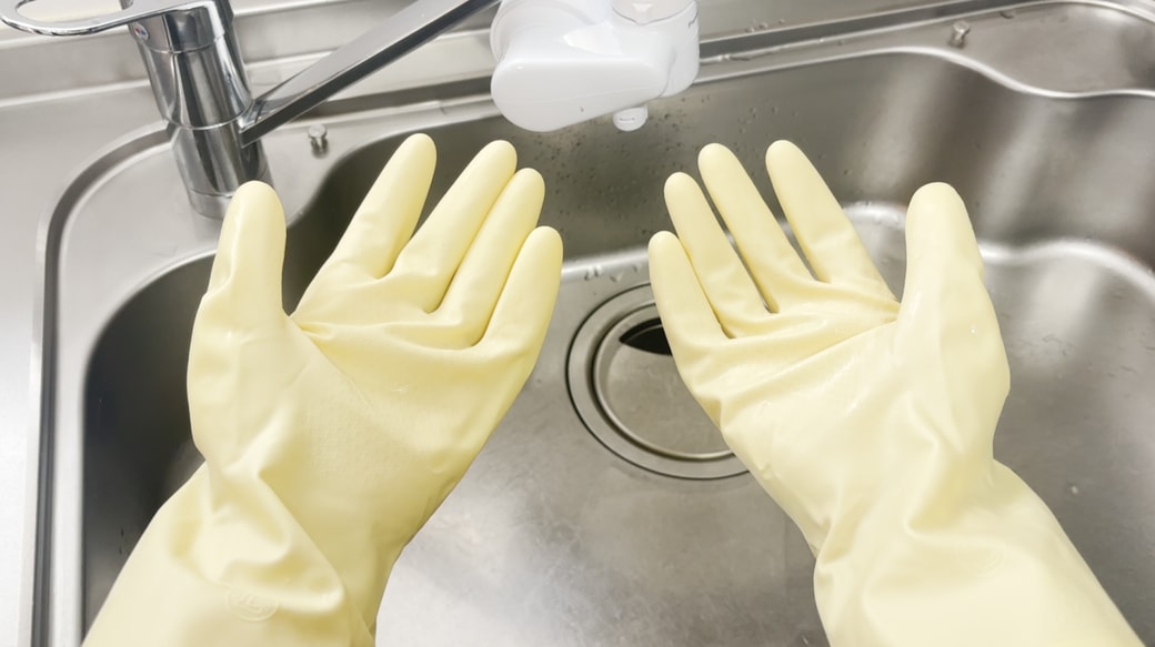 ゴム手袋を着用する