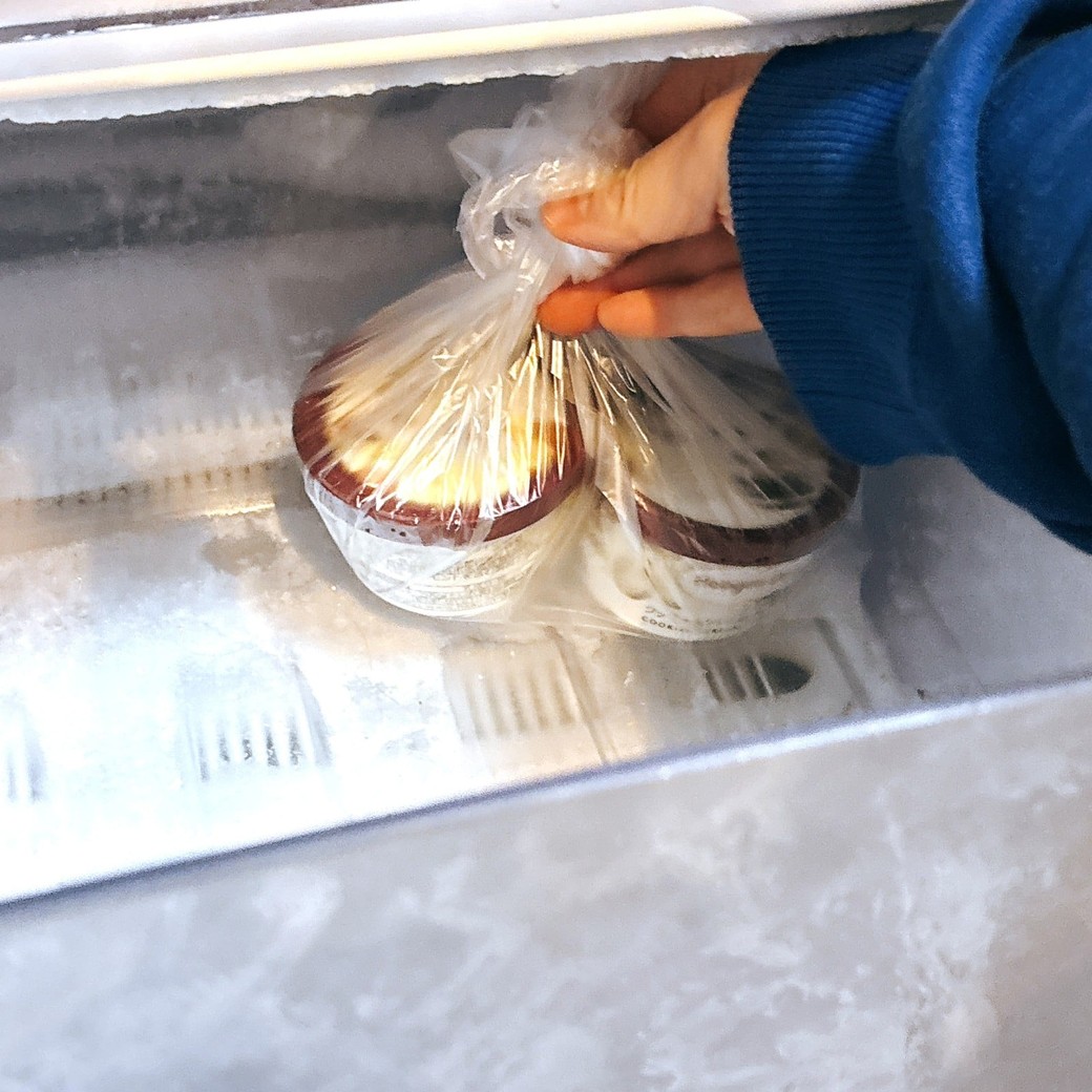 袋に入れて冷凍庫の奥で保管するのが適切
