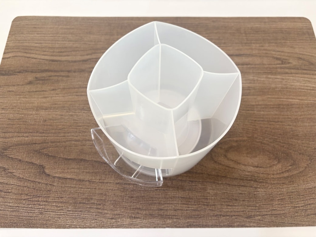 5つの仕切りと1つの引き出しで収納力抜群