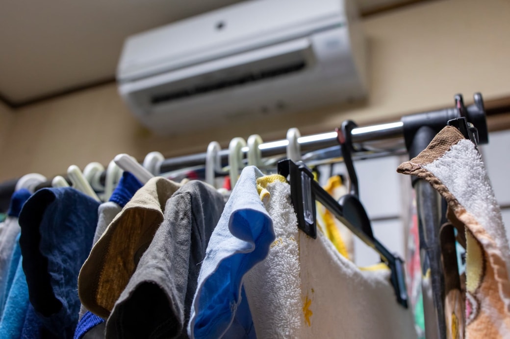 NGエアコンの前に洗濯物を干す