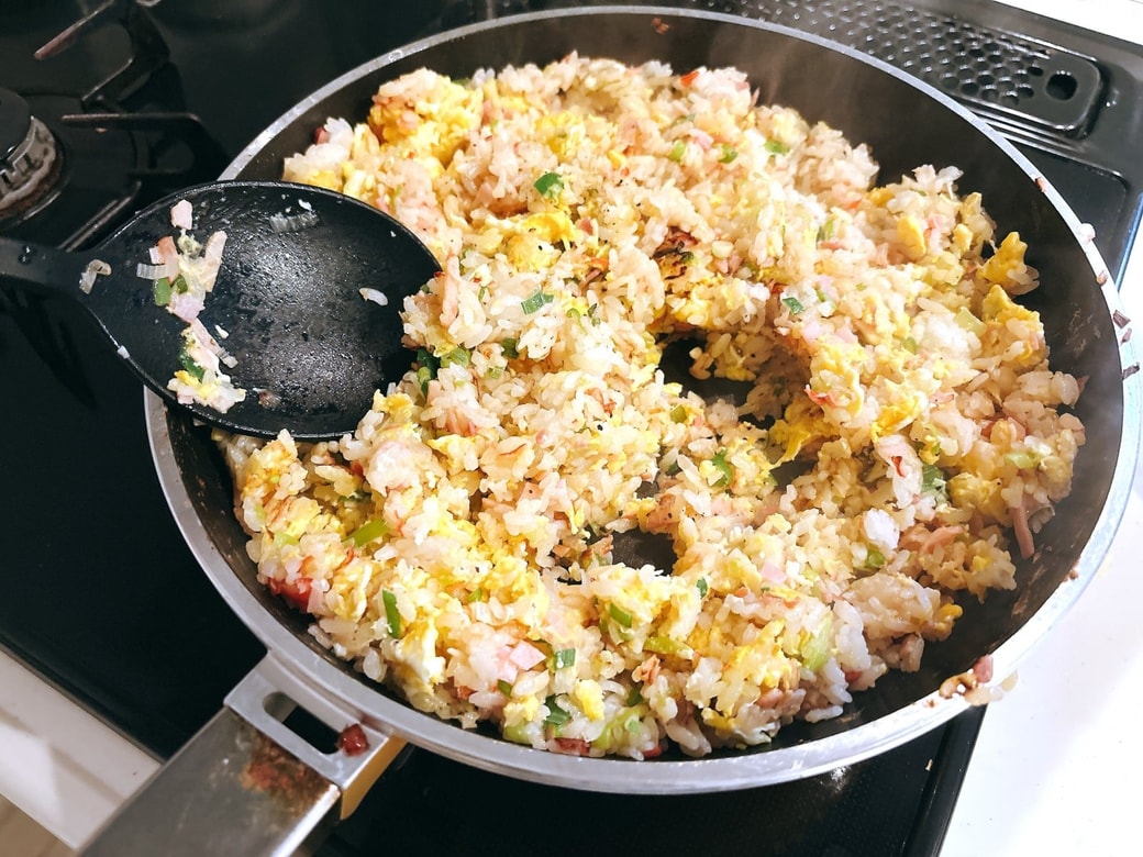 餃子を焼いたフライパンでチャーハンを作る