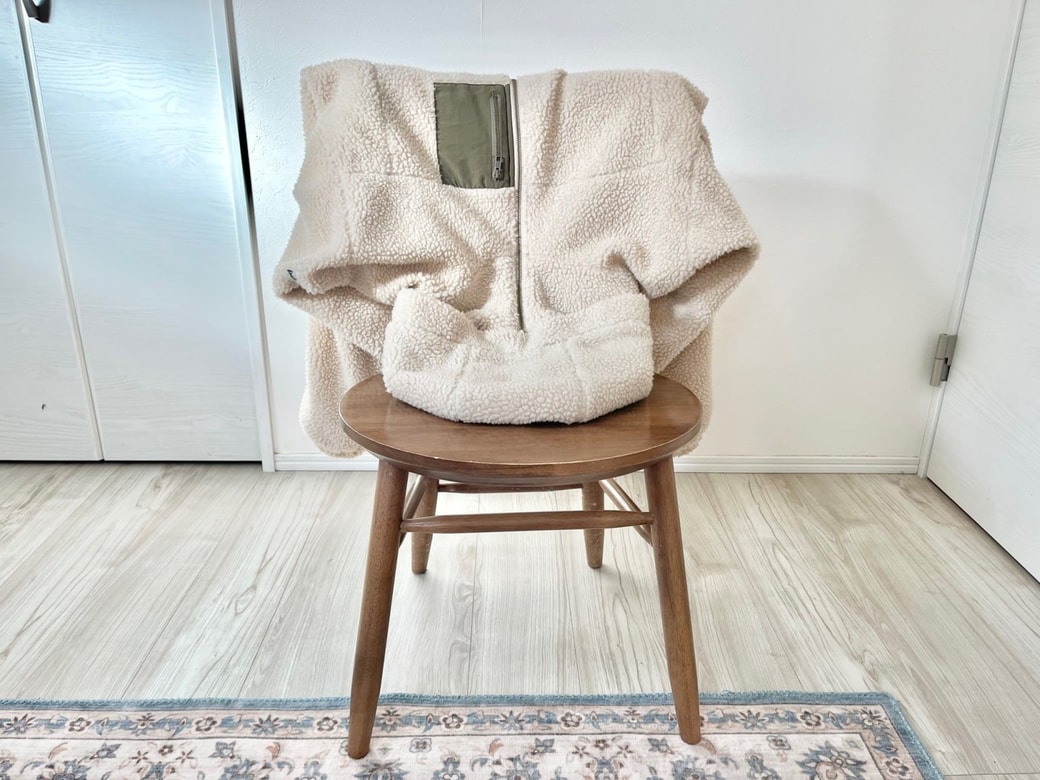 コートを背もたれにかける