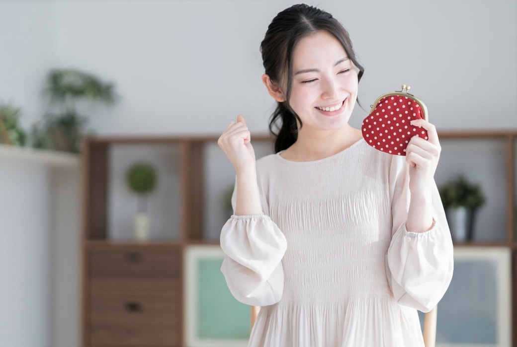 お財布を持つ女性
