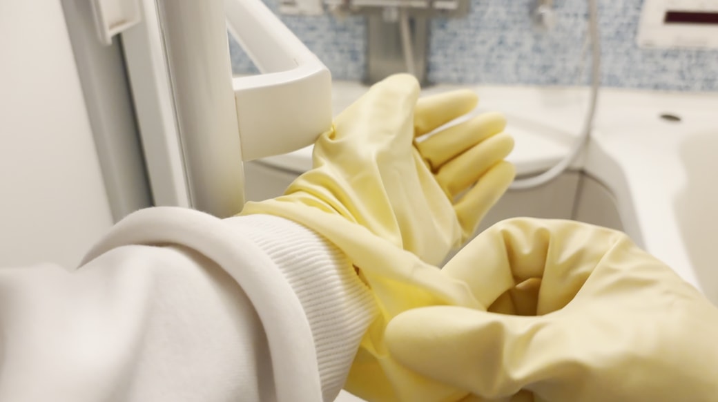 換気をして手袋をつける