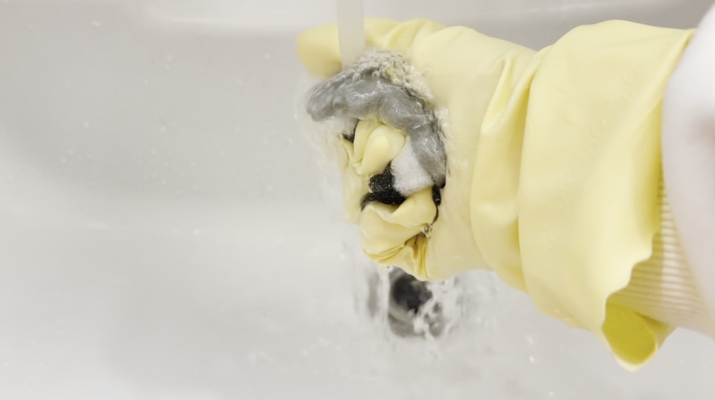 スポンジをすすぐ