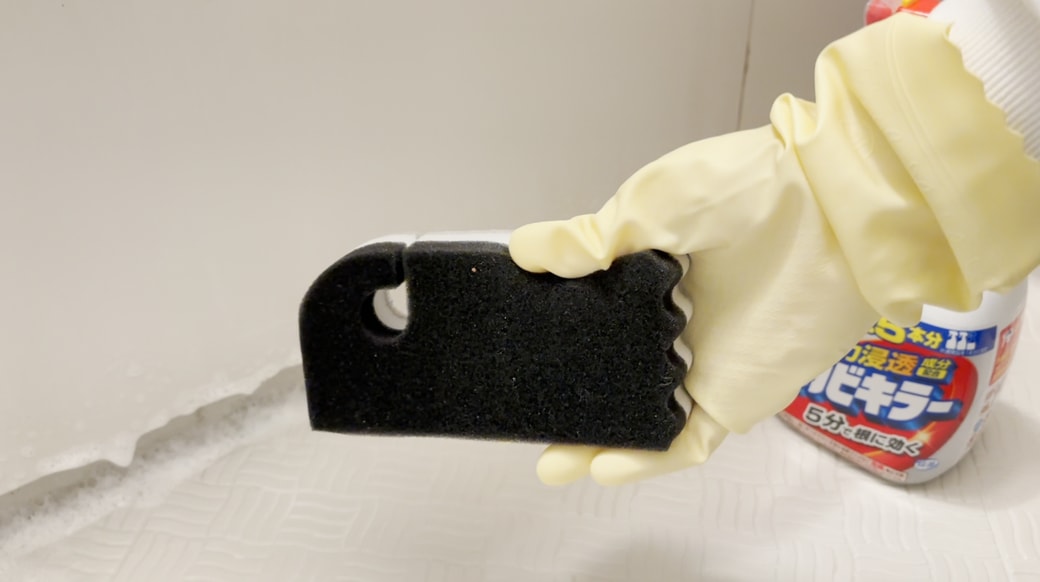 スポンジで塗り広げる