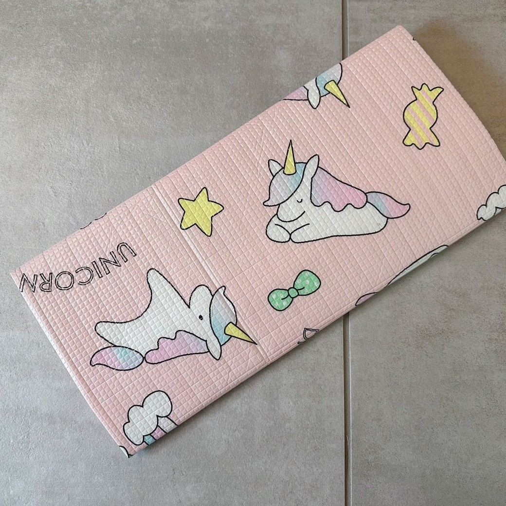 玄関のすき間にスタンバイ