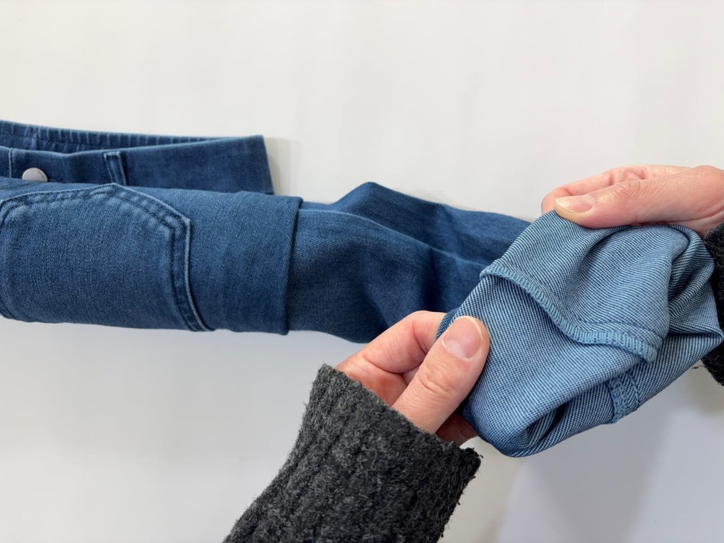 最初に折っておいた脚の裾を裏返して折り込む