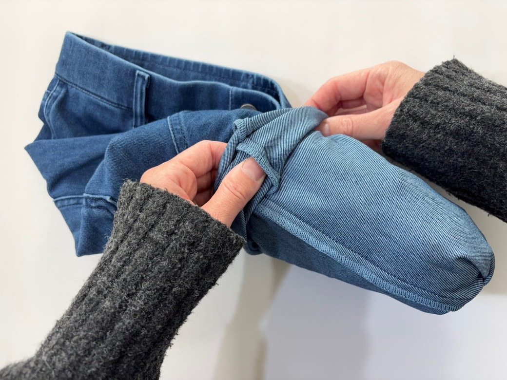 巻いたズボン全体を中に入れ込む