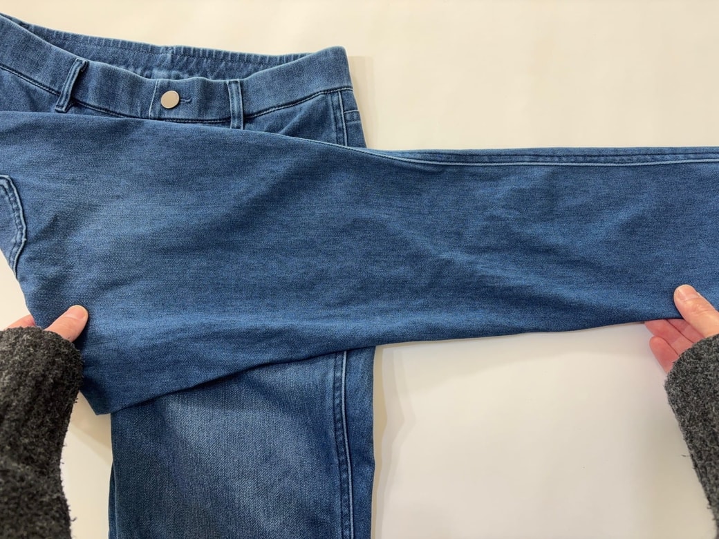 ズボンの片方を折る