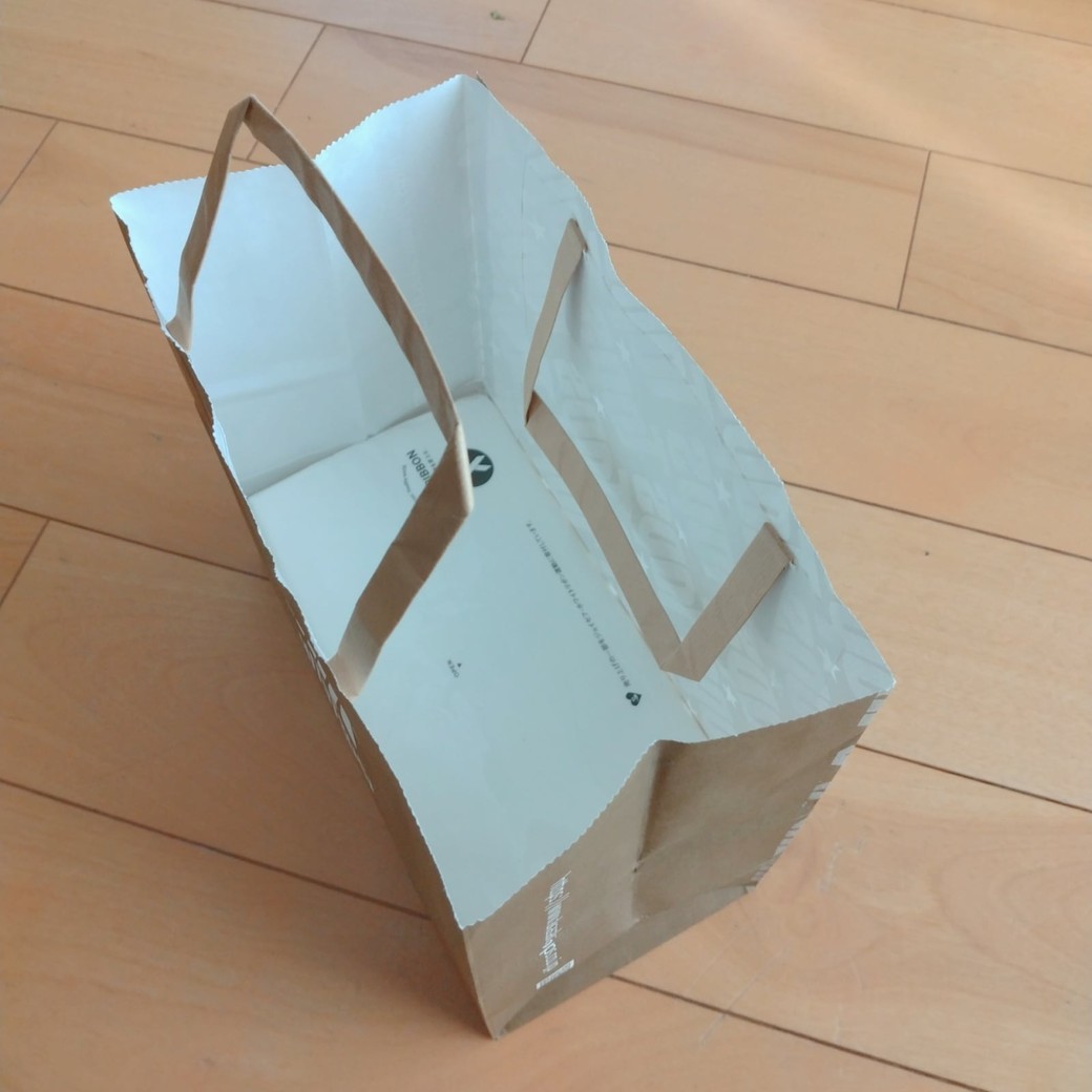 紙袋とティッシュペーパー
