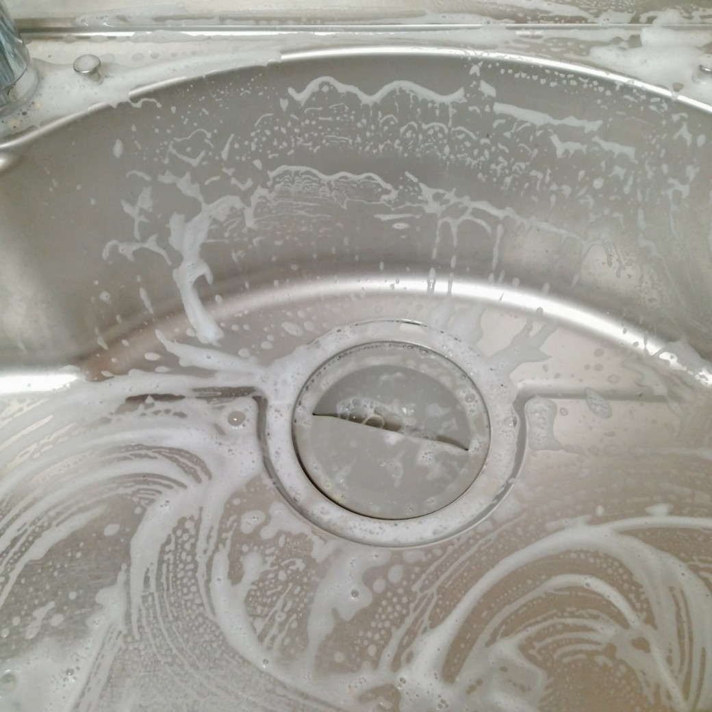 洗剤で洗っているシンク