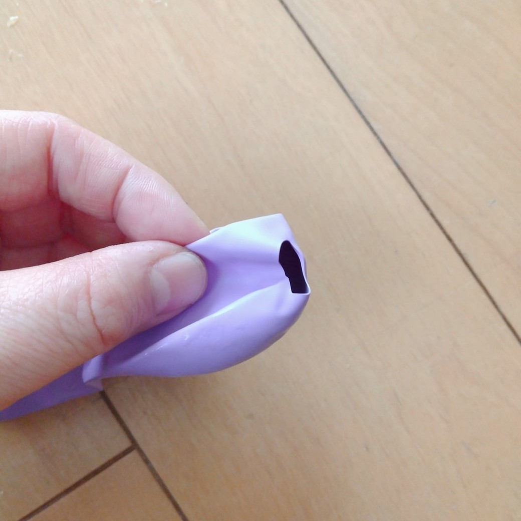 穴を開けた風船