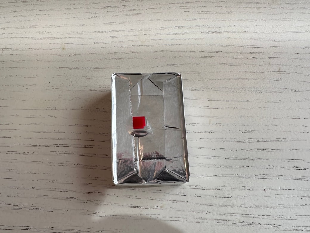 赤い印の部分からはがす