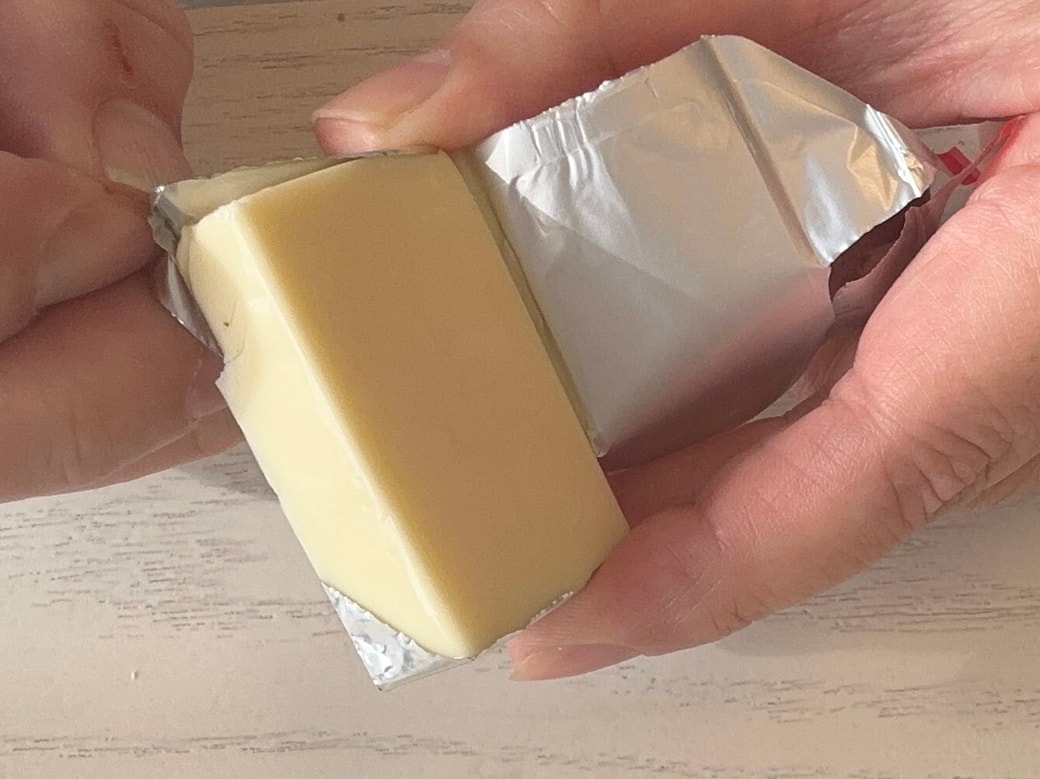 角を持って下に引き下げます